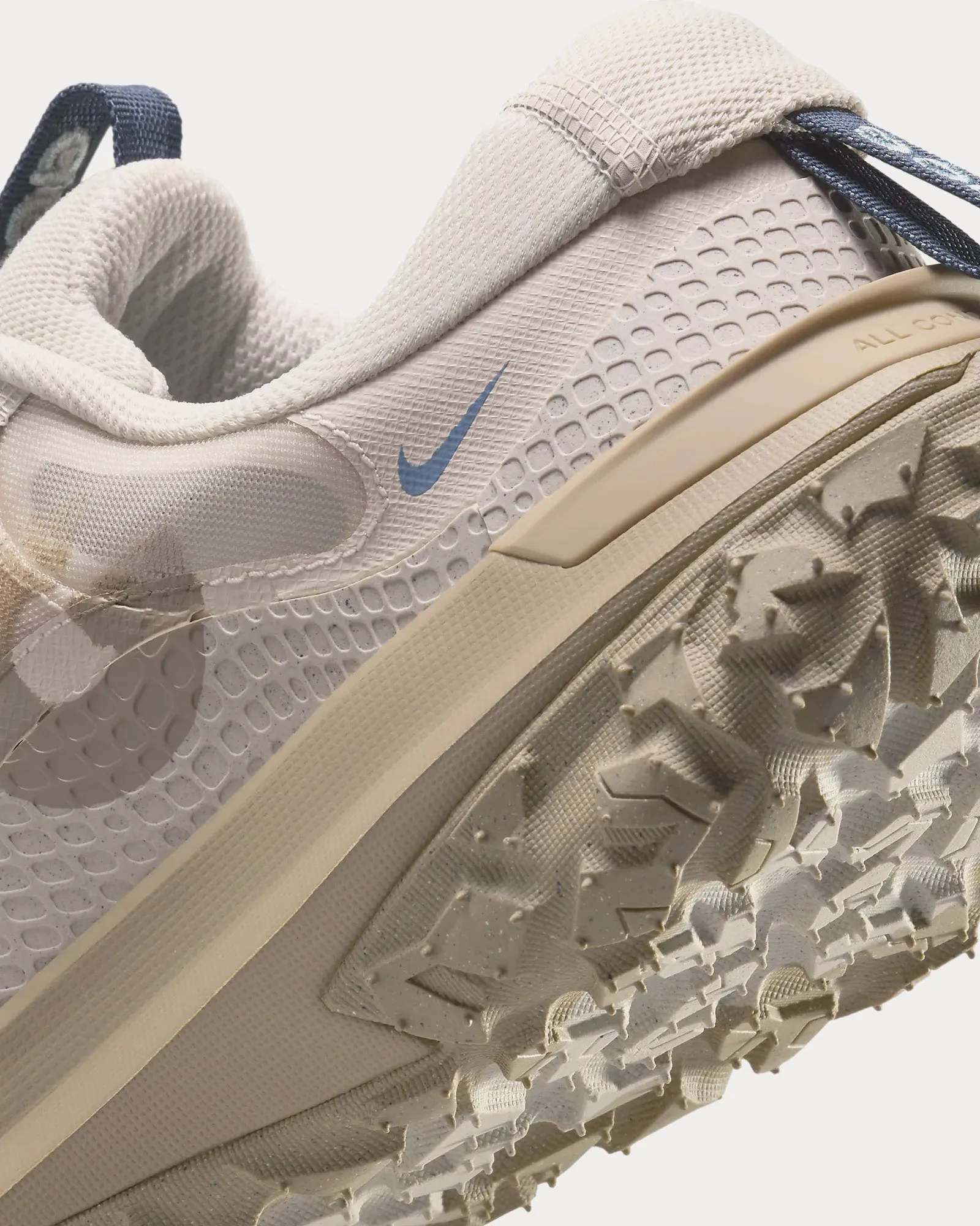 ACG Mountain Fly 2 Low Light Orewood Brown / Light Bone / Armoury Navy / Khaki Running Shoes
