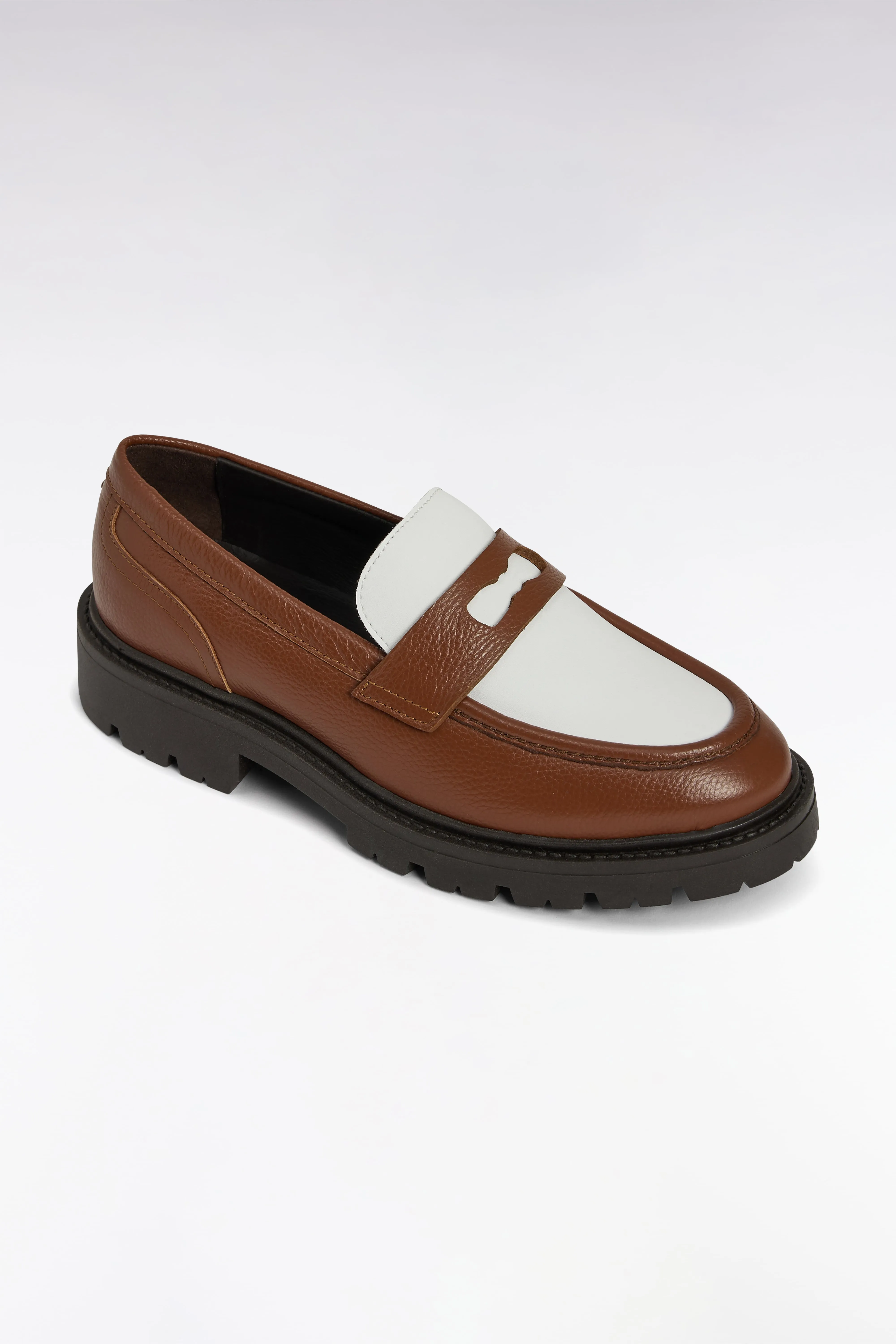 Mocassins bicolores en cuir marron et blancs